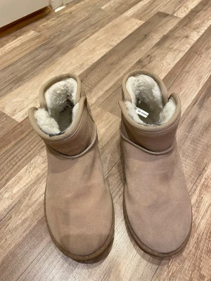 Vattentäta vinterboots från Din Sko – använda 2 ggr - Säljer dessa beige/mockafärgade, vattentäta bootsen med mjuk och varm, fodrad insida. Skorna är köpta från Din Sko och endast använda 2 gånger. Utvändigt är de i fint skick med mycket lätta användningsspår på sulan.  Anledningen till att jag säljer dem är att de tyvärr är för trånga för mig. Vill vara helt transparent: på ena skon har jag fått skoskav, vilket gjort att det finns lite blod på insidan av skon (i fodret). Perfekta som varma och praktiska skor för höst/vinter❄️