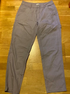 Ljuslila cargopants från Pimkie - Säljer ett par ljuslila cargopants från Pimkie i 100% bomull. Byxorna har raka ben, flera fickor både fram och bak samt på sidan av benen.