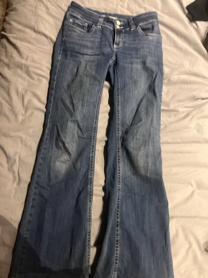 Snygga blå jeans!!💘🥺 - Hej!!💕💘 jag säljer ett par enkla blåa jeans från Nelly, de är använda par gånger som är uppsydda och har lite uppsprättningar som går att sy upp! De passar perfekt till vilket överdels vilket tillfälle!!🫰🏽💘