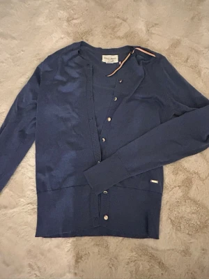 Blå kofta  - En finstickad blå kofta som är använd endast två gånger