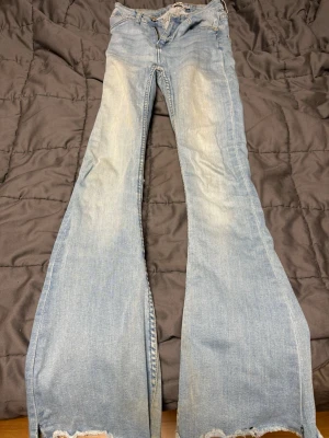Ljusblå flare jeans från 157, XS - Säljer ett par ljusblå flare jeans från 157 i modellen Snake Flare. Byxorna har hög midja