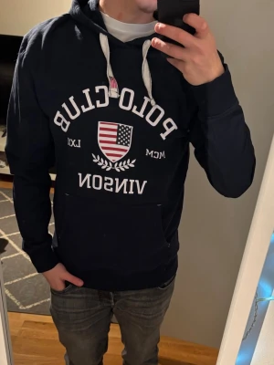 Polo club hoddie  - Snygg och stilig hoddie, fick den förra vintern men har inte använt den en ända gång. Pris kan diskuteras 