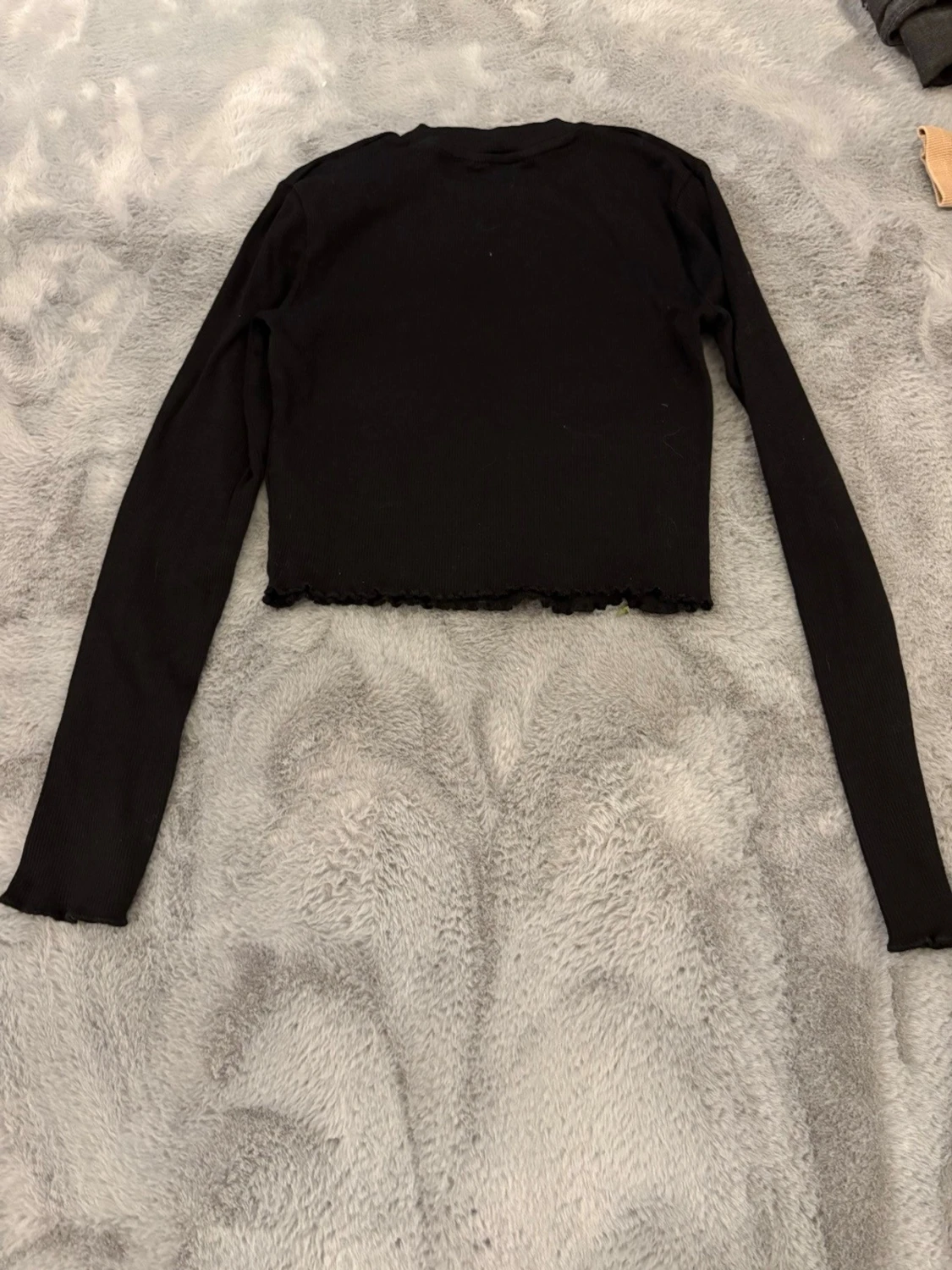 Svart croppad topp med strass från H&M - 3