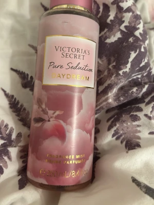 Pure Seduction Daydream Mist - Fräsch body mist med inslag av Plum Sugar och White Suede. Volym: 225. En lätt och ungdomlig doft som ger en mjuk känsla. Tillverkad av Victoria's Secret. Köpt från normal för 200kr. Den är nästan full, har bara använd 25 ml av det, vilket innebär att den fulla volymen är 225ml. 