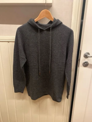 Merinoull hoodie - Säljer en merinoulls hoodie i helt nytt skick i storlek S. Den har tyvvär inga tags eller lappar. Kontakta mig vid funderingar 