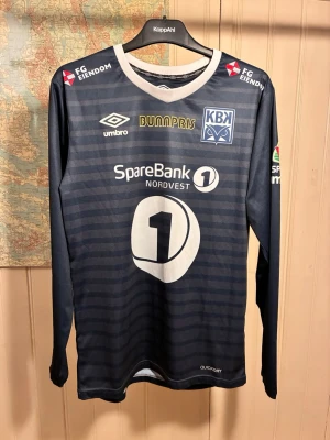 Kristiansund BK Umbro 2017 shirt, storlek M - Mycket bra skick.  #eliteserien #norge #kristiansundbk #umbro #mcdermott #ulvestad #mendy  Fotbollströja med långa ärmar, sponsorer tryckta på framsidan och baksidan. Klubbmärket KBK finns på bröstet.