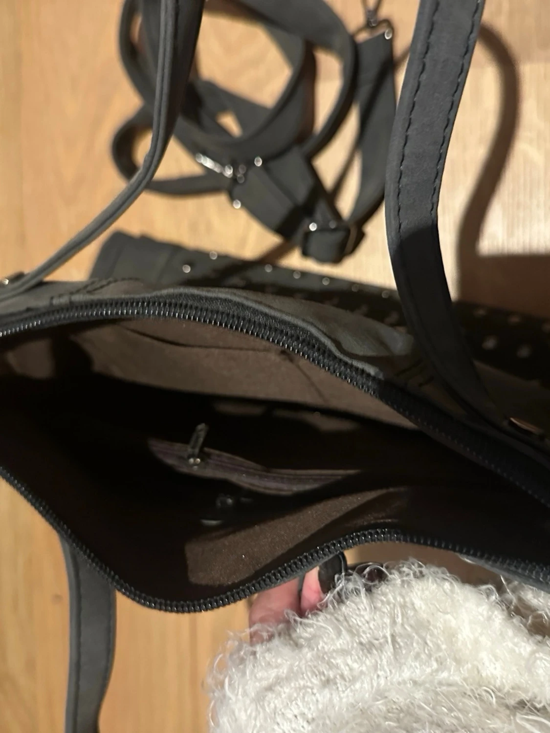 Mörkgrå mocka handväska med nitar och tofsar - 5