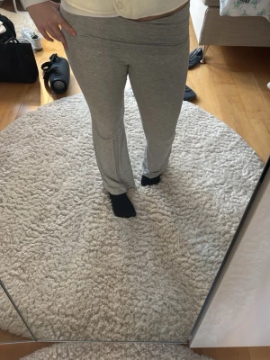 Gråa yogapants - Säljer ett par gråa yoga pants. Byxorna är i mjukt material och perfekta för chill dagar hemma eller när du vill vara bekväm. Passar dig som gillar enkel och avslappnad stil.