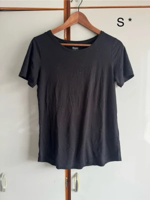 Svart topp  - Passar på att göra om mina annonser så du kan få gratis frakt (gäller i 7dagar) står det ej gratis frakt så har tiden passerat. 🌹❤️ alla mina kläder är i fint/okej skick utan större defekter om inget annat står . Allt är använt så vanligt slitage kan förekomma 