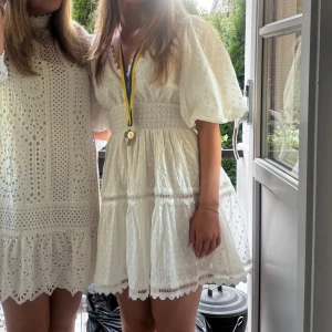 Vit kort klänning med puffärmar - Intressekoll på min super super fina studentklänning från By Malina. Endast använd en gång (på studentdagen). Köpt för 2000! Pris kan diskuteras 