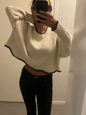 stickad tröja zara - Säljer en offwhite/cremefärgad (se bild för egen uppfattning av färg) stickad tröja med svarta detaljer vid hals, ärmslut och nederkant. Tröjan har en loose passform, långa ärmar. Perfekt för dig som gillar en chill och trendig stil. Strlk s men passar de allra flesta IOM Loose passform skulle df säga mer unisex i strlk 