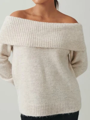 Beige offshoulder stickad tröja - Superfin beige stickad tröja med bred ribbad kant och offshoulder-design. Använd ett fåtal gånger☺️🥰💕💕tveka inte med att lägga prisförlag!😋