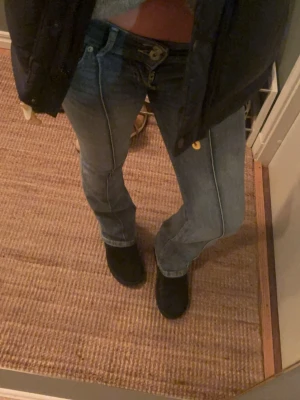 Blå bootcut jeans från Bershka - Säljer ett par blå, lågmidjade bootcut jeans ifrån bershka i storlek 36. De är sömmar över benen och 2 knappar, super snygga! Bara använda 2 gånger och är som nya❤️