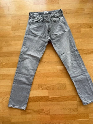Grå jeans från Jack & Jones modell Relaxed Chris - Säljer ett par klassiska grå jeans från Jack&Jones med raka ben och femficksmodell. Modell Relaxed Chris. Stl 31/34. 