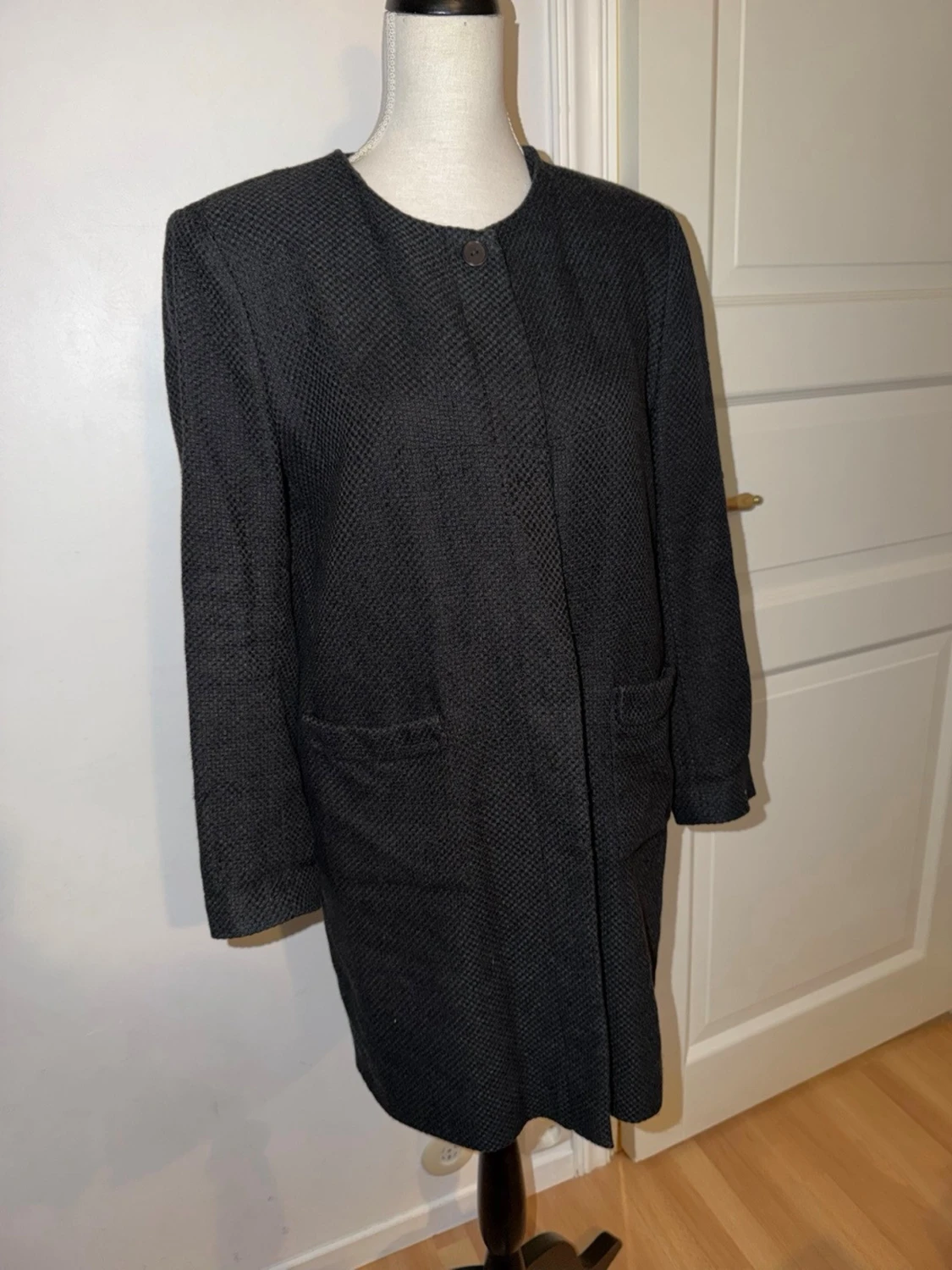 Svart rak kappa med fickor från Rodebjer  - 1