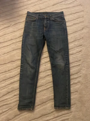 Nudie Jeans - Säljer ett par nudie steady Eddie II med snygga fades. Inga defekter förutom ett litet hål i fickan som man kan fixa gratis på nudie butiken om man vill. Tveka inte att fråga om mer bilder eller vid funderingar