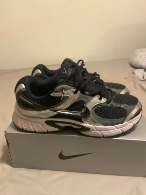 Nike skor - Nike skor i färgen svart och silver, populär sko många använder. Nytt pris 1299kr.