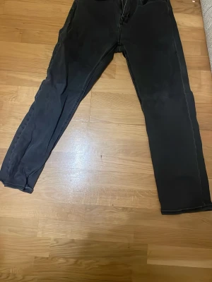Svarta jeansbyxor från Lindex - Säljer ett par svarta jeansbyxor från Lindex, modell Vilgot. Klassisk femficksdesign med dragkedja och knapp framtill. Raka ben och normal passform, perfekta till en avslappnad stil. Materialet är slitstarkt och bekvämt. Jag har 2 av samma ute på min profil men det är två olika par!     Kan gå ner i pris vid snabb affär