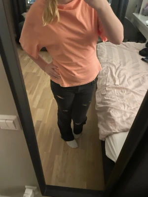 Svarta bootcut jeans med slitningar - Säljer ett par svarta bootcut jeans med slitningar!!💕Jeansen är längden short!! Från lager 157🫶🏻🫶🏻(relativt använda) Jag står inte för frakten. 