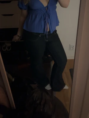 Blå omlottopp med knyt - Säljer en blå topp med korta puffärmar och knyt framtill. Passar super till sommaren