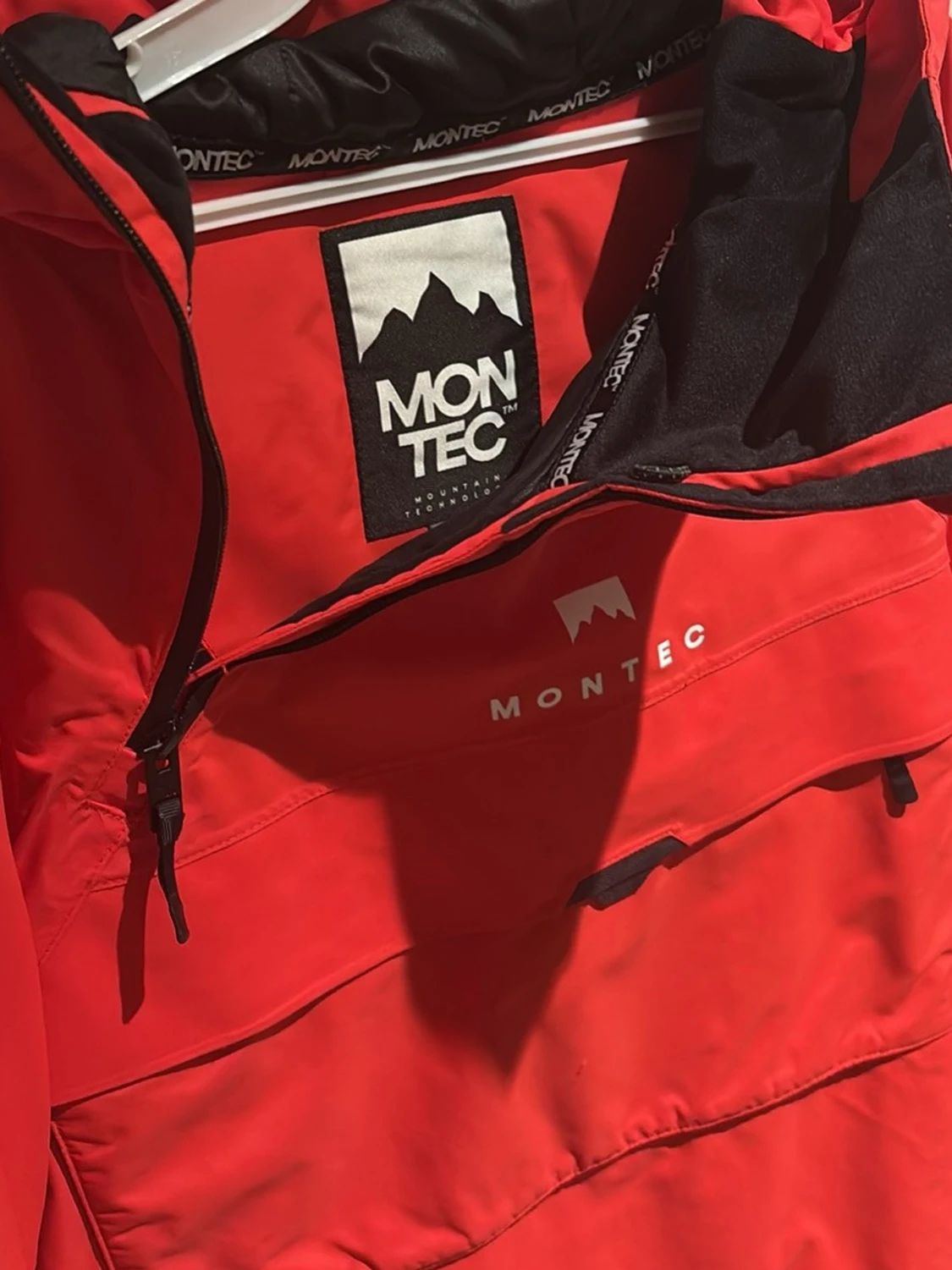 Röd vindjacka från Montec - 2