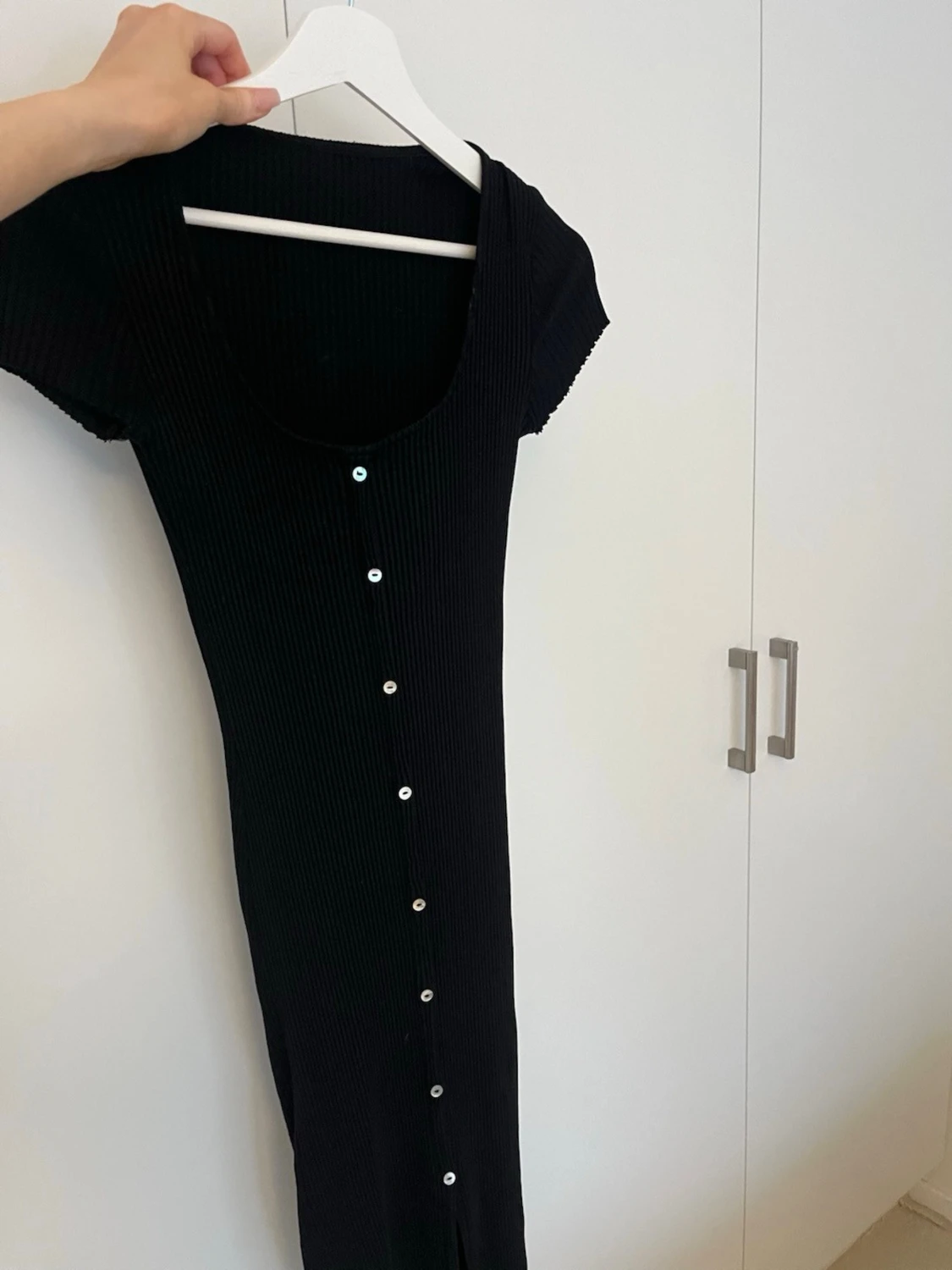 Svart ribbad knappklänning - 1
