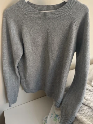 Grå stickad tröja  - Mysig grå stickad tröja från Vero Moda i storlek S. Inte större tecken på användning och passar perfekt till en sen sommarkväll eller bara till vardags!💗