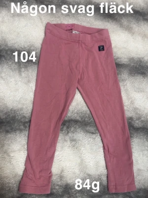 Rosa leggings från Polarn O. Pyret - Säljer ett par mjuka rosa leggings från Polarn O. Pyret. De har en enkel design med resår i midjan och en liten logolapp framtill. Perfekta till vardags 🌸 Sparsamt använda. Någon svag fläck. Storlek 104
