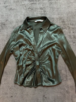 Zara siden skjorta ruched  - Zara skjorta som formar midjan jätte fint 