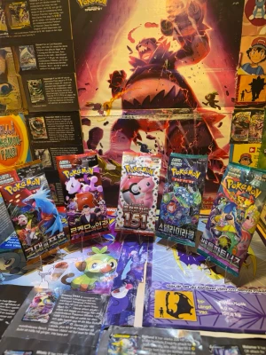 Pokémon 5 Koreanska BoosterPacks - 151, Team Rocket, Stella - Innehåll i dessa set: • Pokémon 151: Innehåller de ursprungliga 151 Pokémon. Chans på Mew ex SAR och Charizard ex SAR. Varje pack innehåller 7 kort. • The Glory of Team Rocket: Innehåller legendariska kort som Mewtwo ex SAR och tränaren Giovanni. Varje pack innehåller 5 kort. • Stellar Miracle: Fokus på Terastal Pokémon, med chans på Terapagos ex SAR. Varje pack innehåller 5 kort. • Ancient Roar: Innehåller forntida Pokémon som Roaring Moon ex SAR. Varje pack innehåller 5 kort. • Battle Partners