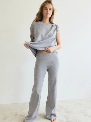 Grå stickade byxor  - Gråa byxor som är bekväma och mysiga. Helt oanvända, köpte de för 370 och säljer för 200❤️