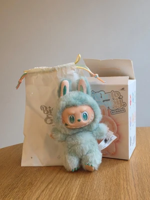 Labubu Popmart Big Into Energy - Serenity - Labubu Big Into Energy, Serenity.  Äkta med qr-tag för verifiering. Orginalförpackning och kort medföljer.  Oanvänd, endast öppnad.