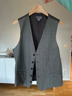 kostymväst🔥 - Grå kostymväst från H&M i storlek 52🤩 