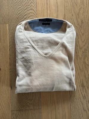 Beige v-ringad tröja från Zara Man - Finstickad tröja från Zara Man. Fin kvalitet, normalanvänd, inga synliga skavanker!