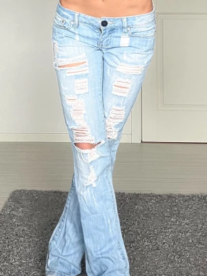 Jeans - Midjemått: 38cm rakt över, innerbenslängd: 81cm 🩷