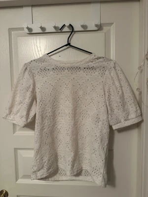 Vit spetsblus från Object - Säljer en superfin vit blus från Object i storlek S. Blusen har korta puffärmar och är täckt av ett detaljerat spetsmönster. Materialet är luftigt och toppen har en rund halsringning, perfekt till sommaren!💋😽Priset kan förhandlas!