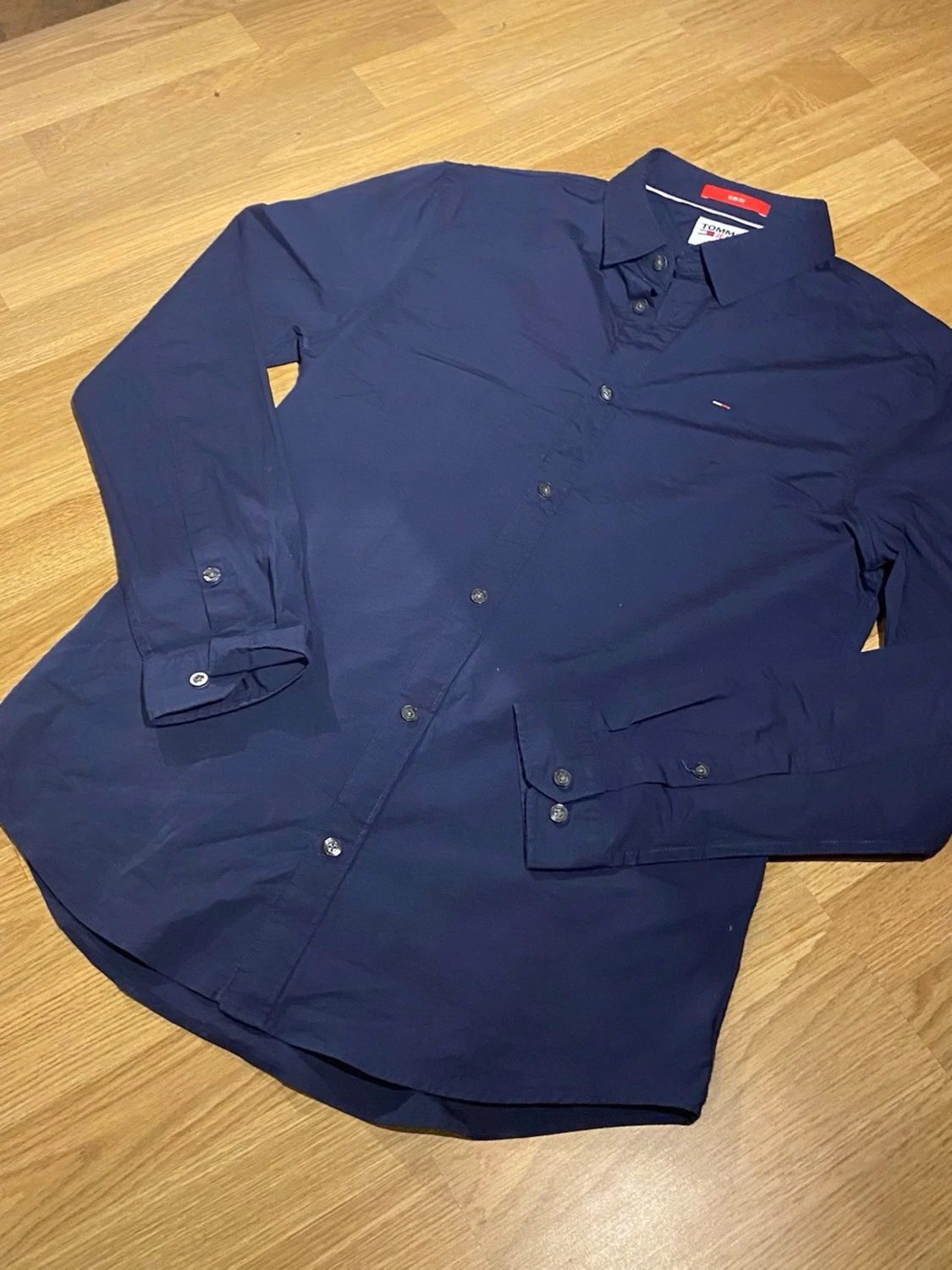 Mörkblå skjorta från Tommy Jeans - 2