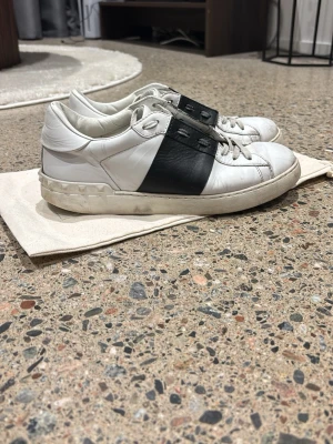 Valentino - Tja! Säljer ett par valentino opens i svart vit färg. Skorna är lite använda men fortfarande i bra skick. Med skorna följer det med en valentino påse också, men boxen är tyvärr försvunnen. Skorna är i strl 41 men passar perfekt till mig som har strl 42,5. Självklart äkta🙌