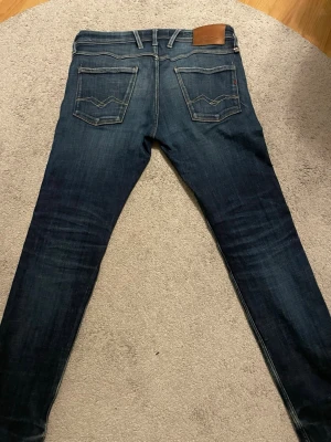 Replay anbas 30/32 - Säljer ett par mörkblå jeans från Replay i model anbas. Riktigt snygga och stilrena👍Skriv vid minsta lilla fråga.