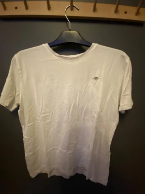 Vit gant tröja - Det är en gant tröja som är i fint skick och är skön att ha på sig. Hör av dig om du gillar och vill ha den!