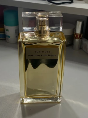 Narciso Rodriguez Oud Musc 100ml EdP - Säljer Narciso Rodriguez Oud Musc, en sofistikerad och djup doft som kombinerar varma, mystiska noter av oud med Narcisos ikoniska mysk. En elegant och sensuell parfym med orientalisk karaktär – perfekt för dig som gillar lyxiga, intensiva och långvariga dofter.❤️ Doften öppnar med kryddiga och rika toner som övergår i ett mjukt, varmt hjärta av mysk och oud. Passar utmärkt för kväll, höst och vinter, eller när du vill bära något som känns exklusivt och kraftfullt. Använts 2-3ggr Nypris: ca2000kr