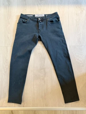 Jacob Cohen 622 - Ett par schyssta Jacob Cohen jeans. Storlek W31, passar dig som vill ha lite mer laidback stil. Först till kvarn får bäst pris 💯. Vid mer frågor är det bara att skriva i DM😊