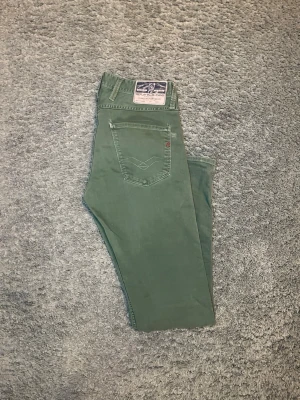 Replay Anbass gröna jeans, W30 L32 - Säljer ett par Replay Anbass i oliv grön färg, skick 7/10. Priset går att diskuteras!