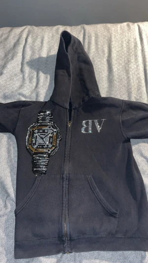 Bvaldi hoodie  - Säljer en snygg bvaldi hoodie finst skick inga skador kan diskutera pris vid snabbt affär ! Ny pris kostar den 1000kr