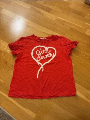 T-shirt  - T-shirt från Kappahl i storlek 158/164. 