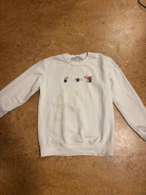 Off-White tröja - Off-White tröja med en defekt på framsidan.