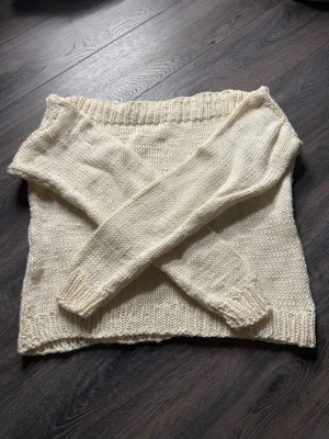Stickad vit/beige tröja med lång ärm - Smink som tyvärr inte går bort men ganska liten fläck