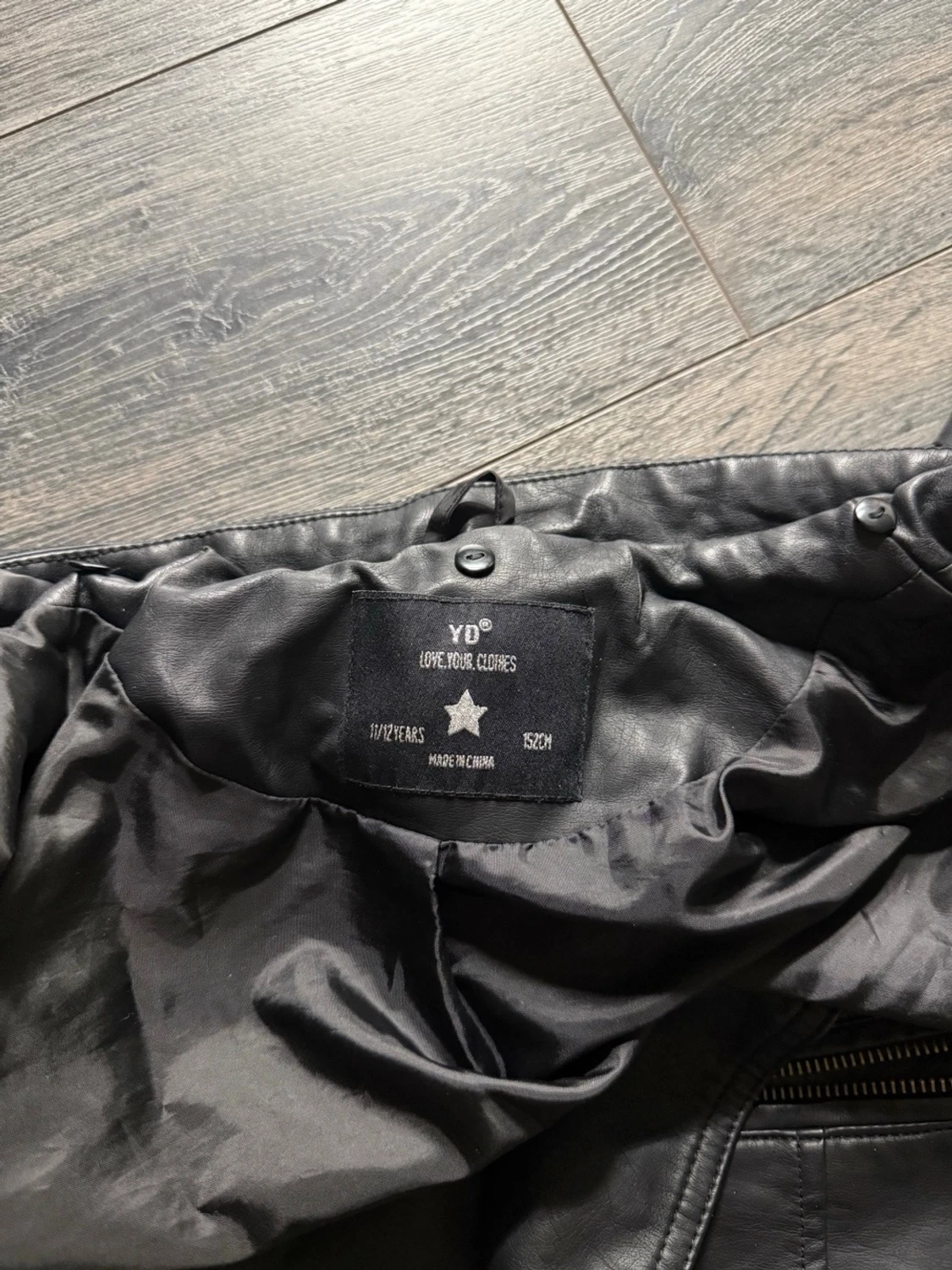 Svart skinnjacka med quiltade detaljer - 4