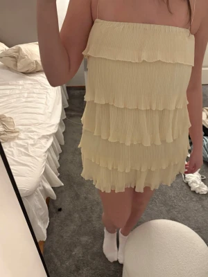 Gul volang klänning - Säljer denna jättefina ljusgula volang klänningen som är använd en gång.🌟