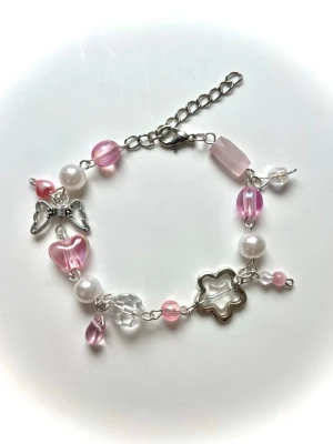 Handgjort rosa  armband med berlocker - Handgjort armband av pärlor och berlocker i rosa nyanser🥰🦄. Liten gåva på köpet ⚡️